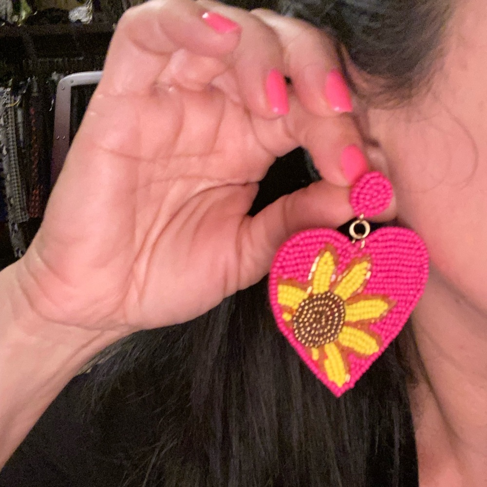 Too cute! Heart shaped pink Daisy earrings